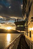 Hurtigrute Kong Harald fährt der Sonne entgegen, Hurtigrute, Vesteralen, Norwegen, Europa