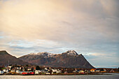 Risoyhamn der Risöy Kanal im Risöysund, Hurtigrute, Vesteralen, Norwegen, Europa