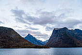 Blick auf die Bergformationen zur blauen Stunde im Hjoerundfjord, Moere und Romsdal, Hurtigrute, Norwegen, Europa