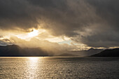 Himmel, Licht und Meer in Sula, Moere und Romsdal, Norwegen, Europa