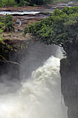 Uganda; Northern Region an der Grenze zur Western Region; Murchison Falls Nationalpark; am Victoria Nil; Gischt und tosende Strudel am Murchison Wasserfall