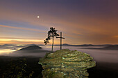 Morgenstern und Nebel vor Sonnenaufgang, Kiefer und Kreuz auf den Sandsteinfelsen, Dahner Felsenland, Pfälzer Wald, Rheinland-Pfalz,Deutschland
