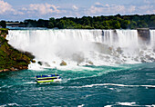 Eine 'Maid of the Mist' Boot in der Nähe der American Falls bei Niagara Falls, Ontario, Kanada