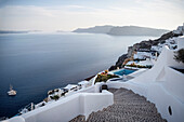 Blick von Steilküste auf Caldera, Oia, Santorini, Santorin, Kykladen, Ägäisches Meer, Mittelmeer, Griechenland, Europa
