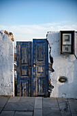 heruntergekommende blaue Holztür, Oia, Santorini, Santorin, Kykladen, Ägäisches Meer, Mittelmeer, Griechenland, Europa