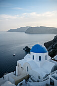 Blaue Kuppel der Griechisch-orthodoxen Kirche, Blick auf Caldera, Oia, Santorini, Santorin, Kykladen, Ägäisches Meer, Mittelmeer, Griechenland, Europa