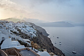 Blaue Kuppel der Griechisch-orthodoxen Kirche, Blick auf Caldera, Oia, Santorini, Santorin, Kykladen, Ägäisches Meer, Mittelmeer, Griechenland, Europa