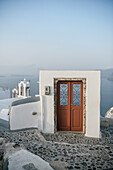 Einzelne Tür und Kirche bei Oia, Santorini, Santorin, Kykladen, Ägäisches Meer, Mittelmeer, Griechenland, Europa