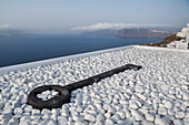 großer Schlüssel aus Stein auf Dach eines Boutique Hotels, Oia, Santorini, Santorin, Kykladen, Ägäisches Meer, Mittelmeer, Griechenland, Europa