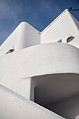 moderne Architektur in Pyrgos, Santorini, Santorin, Kykladen, Ägäisches Meer, Mittelmeer, Griechenland, Europa
