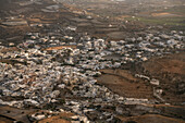 Blick vom Berg Profitis Ilias auf Dorf Emporio, Santorini, Santorin, Kykladen, Ägäisches Meer, Mittelmeer, Griechenland, Europa