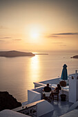 Paar genießt Sonnenuntergang, Blick von Fira auf Caldera von Santorini, Santorin, Kykladen, Ägäisches Meer, Mittelmeer, Griechenland, Europa