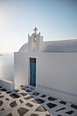 Griechisch-orthodoxe Kapelle beim Skaros Fels, Blick von Fira auf die Caldera von Santorini, Santorin, Kykladen, Ägäisches Meer, Mittelmeer, Griechenland, Europa