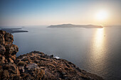 Sonnenuntergang mit Blick von Fira auf die Caldera von Santorini, Santorin, Kykladen, Ägäisches Meer, Mittelmeer, Griechenland, Europa