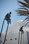 Bronze Skulpture vor Griechisch-orthodoxer Kathedrale im Zentrum von Fira, Santorini, Santorin, Kykladen, Ägäisches Meer, Mittelmeer, Griechenland, Europa