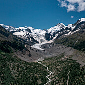 Gletschertal mit Fluss und Wanderweg am Morteratsch Gletscher im Engadin in den Schweizer Alpen im Sommer von oben\n