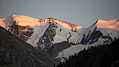 Verschneite Berggipfel des Morteratsch Gletscher im Engadin in den Schweizer Alpen im Sonnenuntergang\n
