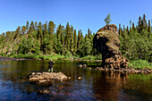 Am Rupkivi, charakteristischer Felsen im Fluss Savinajoki, Angler auf dem Wanderweg Bärenkreis, Finnland