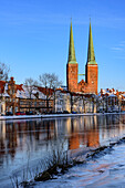 Blick auf den Dom an der Obertrave, Lübeck, Lübecker Bucht, Schleswig Holstein, Deutschland