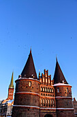St.-Petri-Kirche am Holsten Tor mit Vollmond, Lübeck, Lübecker Bucht, Schleswig Holstein, Deutschland