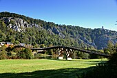 Holzbrücke und Burgruine bei Essing an der Altmühl und Main-Donau-Kanal, Nieder-Bayern, Deutschland