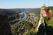 Blick von der Ruine Randeck über Essing und die Holzbrücke an der Altmühl und Main-Donau-Kanal, Nieder-Bayern, Deutschland