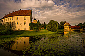 Schloss Burgsteinfurt mit Hauptburg und Torhaus am frühen Morgen, Steinfurt, Münsterland, Nordrhein-Westfalen, Deutschland