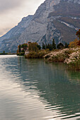 Toblinosee mit Schloss im Herbst, kleiner Alpensee in der Provinz Trient (Trentino-Südtirol), Biotop, Italien