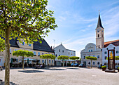 Markt Frontenhausen; Historischer Marktplatz, Marienplatz, Pfarrkirche, Bayern, Deutschland