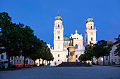 Passau, Domplatz, Dom St. Stephan, Denkmal König Maximilians I., Bayern, Deutschland