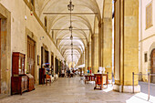 Arezzo; Piazza Grande, Galleria di Vasari, Palazzo delle Logge, Toskana, Italien