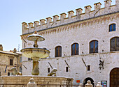 Assisi; Piazza del Comune, Fontana di Piazza, Umbrien, Italien