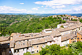 Perugia; Ausblick von Via delle Prome und Fortezza di Porta Sole auf Santa Maria Nuova und Hügellandschaft, Umbrien, Italien