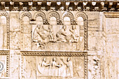 Spoleto; Chiesa San Pietro fuori le Mura; Fassadenreliefs, Fußwaschung Christi und Berufung der Apostel Paulus und Petrus, Umbrien, Italien