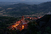 Das herrlich gelegene Dorf Monasanto liegt eingebettet in Granitfelsen hoch auf einem Bergrücken, Beira, Portugal