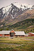 Kutsche vor Besucherzentrum des Nationalpark Torres del Paine, Patagonien, Provinz Última Esperanza, Chile, Südamerika