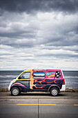 Bunt bemalter Camper Van an Straße nahe Puntas Arenas, Patagonien, Provinz Magallanes, Chile, Südamerika