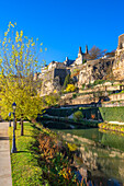 Alzette in Grund mit der Kirche St. Michel, Luxemburg, Großherzogtum Luxemburg