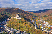 Luftansicht von Vianden mit Burg, Kanton Vianden, Großherzogtum Luxemburg