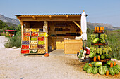 Obstverkauf, frische Wassermelonen, Trauben am Straßenrand im Nerevta-Delta, Dalmatien, Kroatien