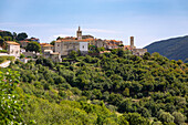 Plomin, Stadtansicht mit Burg und Kirchen, Istrien, Kroatien