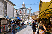 Split; Peristyl, Porta Argenta; Wochenmarkt, Dalmatien, Kroatien