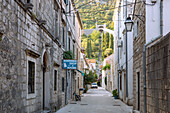 Ston; Gasse, Treppe zur Burg, Dalmatien, Kroatien