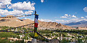 Panorama über Leh und auf das Kloster Namgyal Tsemo Gompa auf dem Tsenmo-Hügel, ein Aussichtspunkt über Leh, Ladakh, Jammu und Kaschmir, Indien, Asien