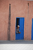 Ein Mann schaut in einer Kleinstadt auf dem Weg nach Agadir, Marokko, Nordafrika, Afrika