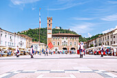 Marostica, Piazza Castello, Doglione, Fest mit Fahnenschwingern, Mercato dell’Antiquariato, Antiquitätenmarkt, Venetien, Italien