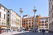 Vicenza; Piazza dei Signori, Palazzo Monte di Pieta, Piazza delle Biade, römische Säulen, Venetien, Italien