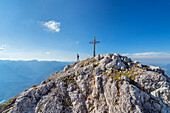 Bergsteiger am Gipfel des Großen Waxenstein (2.277 m), Grainau, Oberbayern, Bayern, Deutschland