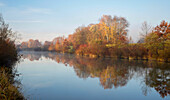 Farbenfroher, sonniger Herbstmorgen an der Ammer bei Weilheim, Bayern, Deutschland