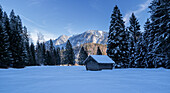 Idyllische kleine Feldscheune oberhalb von Farchant im Winter, Bayern, Deutschland